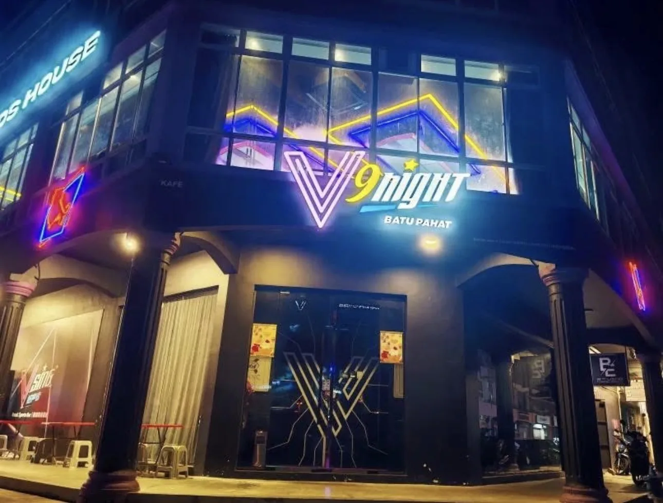 V9NIGHT 峇株巴辖店面夜景